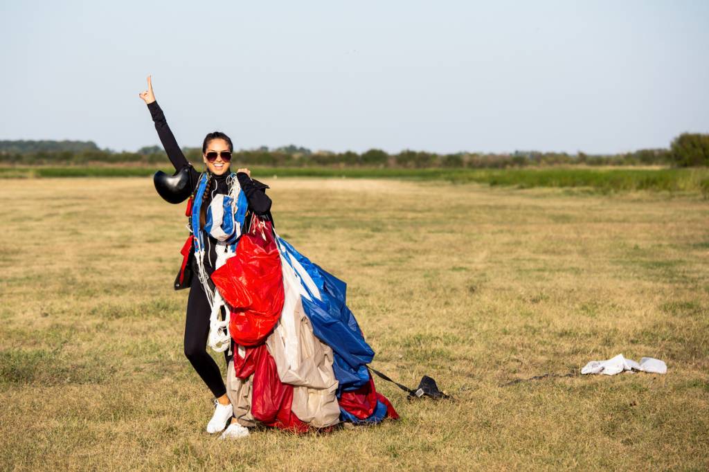 se préparer pour un saut en parachute 