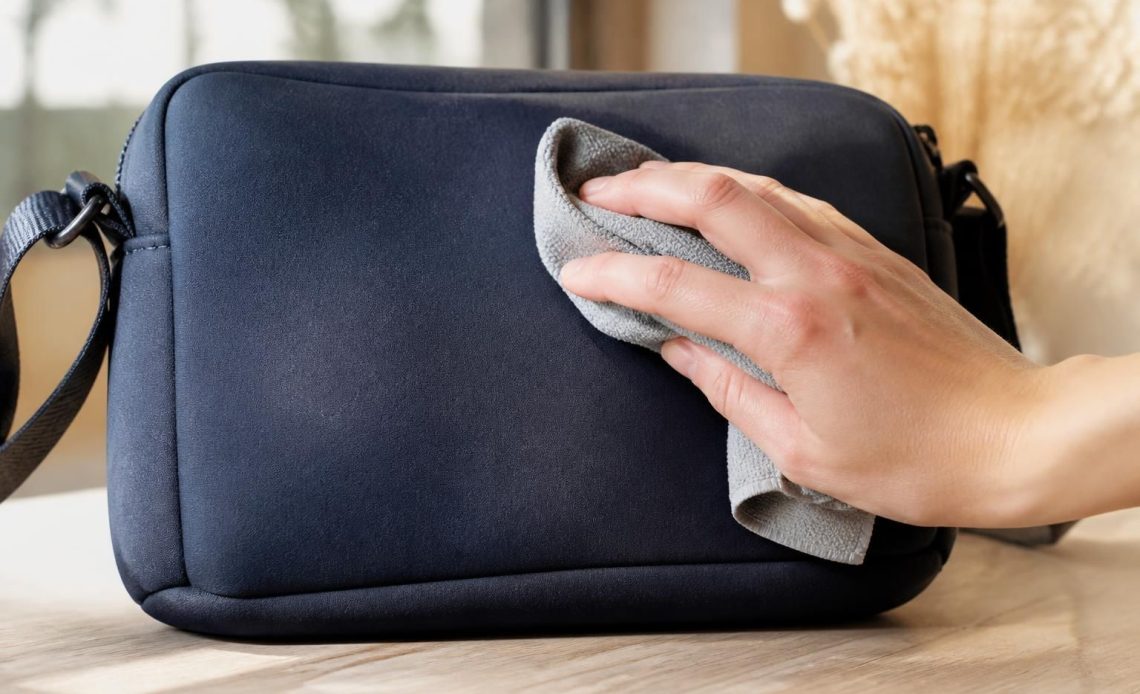 découvrez nos conseils pratiques pour entretenir efficacement votre sac en néoprène léger et prolonger sa durée de vie.