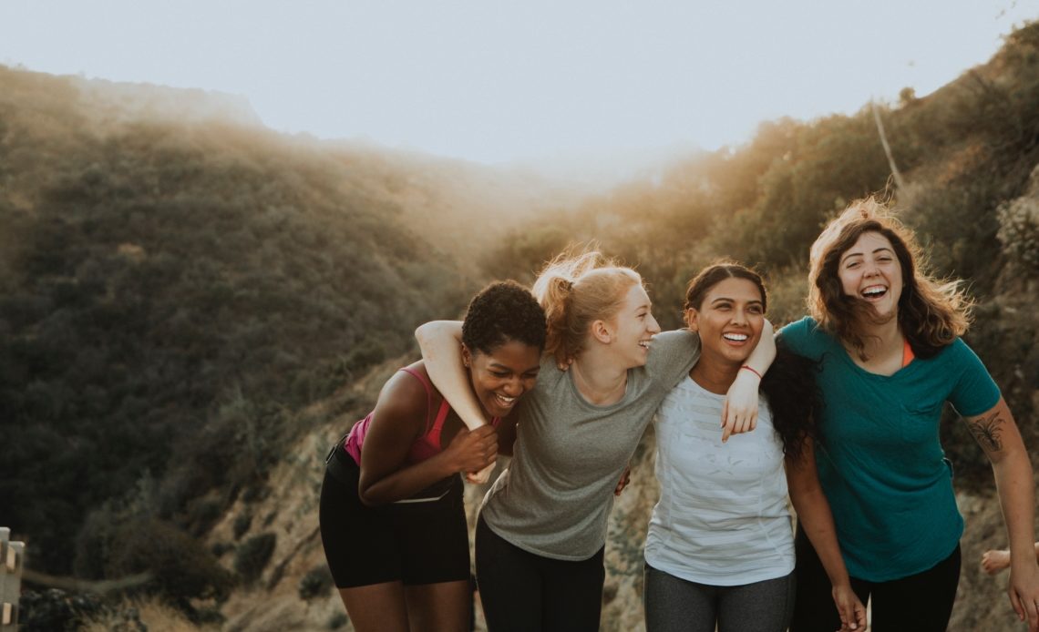 Groupe femmes pose