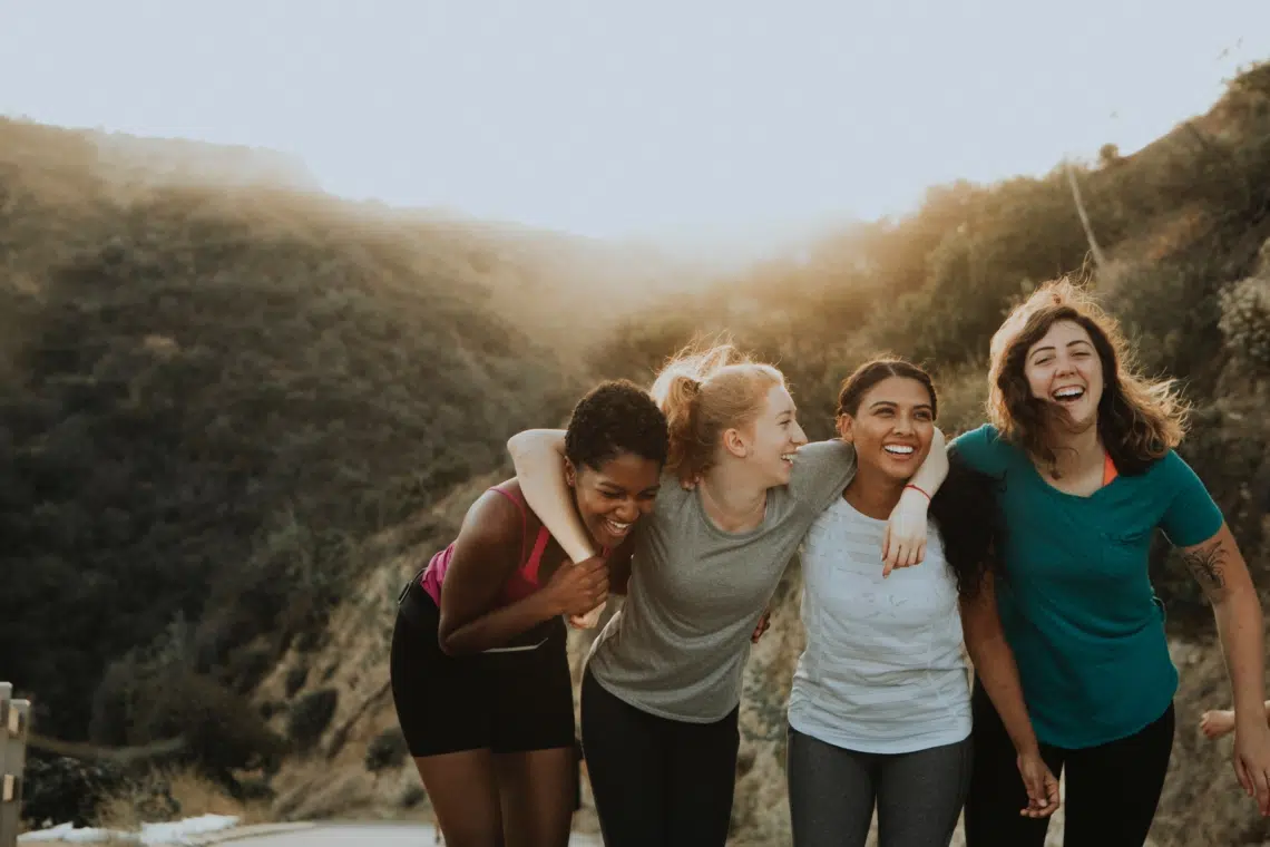 Groupe femmes pose
