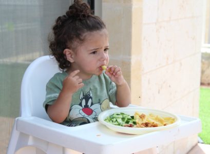 Apprendre à manger aux enfants