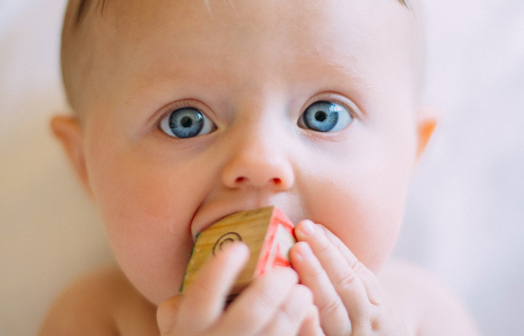 bébé avec cube en bois