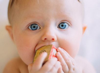 bébé avec cube en bois