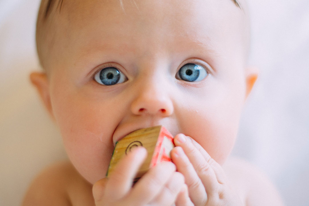 bébé avec cube en bois