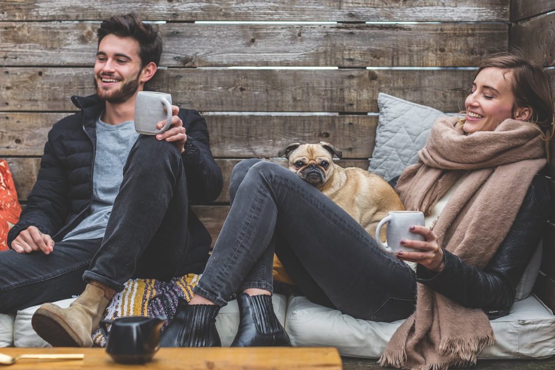 couple avec petit chien