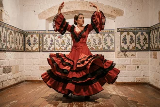 Danseuse de flamenco en robe rouge tourbillonnante dans un tablao authentique de Séville