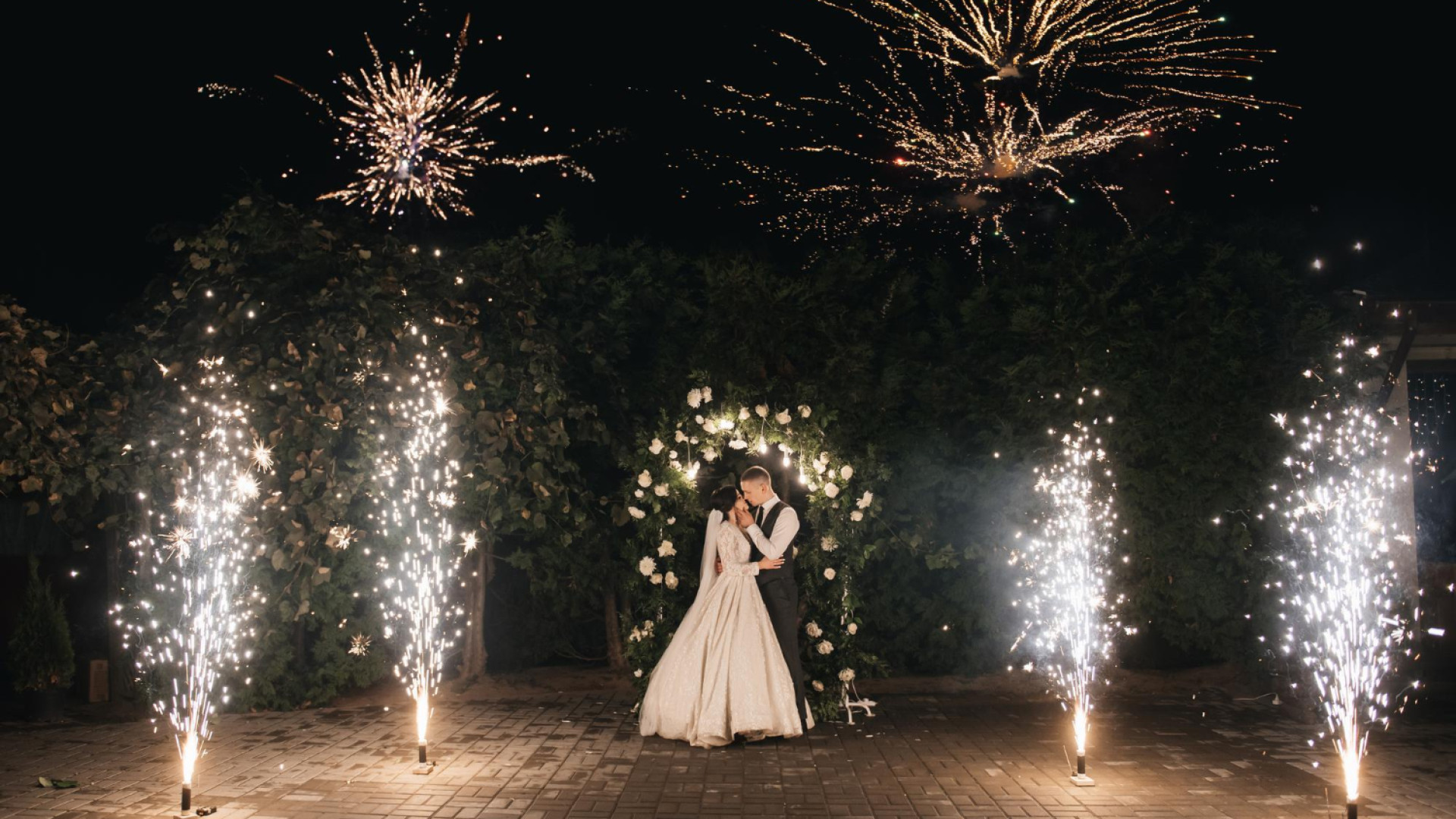 Éclats de passion : des feux d'artifice inoubliables pour un mariage féerique !