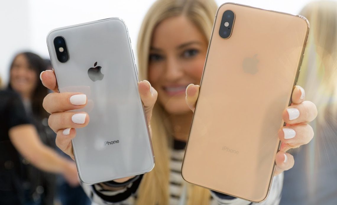 iPhone XS dans les mains d'une femme