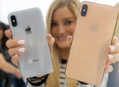 iPhone XS dans les mains d'une femme