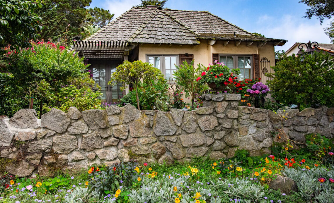 jardin fleuri avec muret en pierre