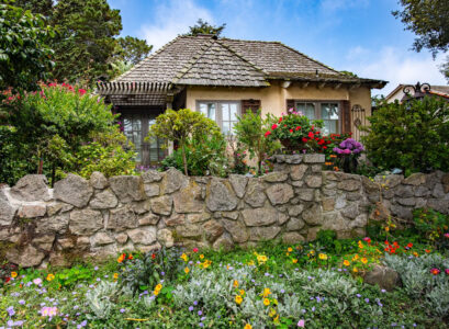 jardin fleuri avec muret en pierre
