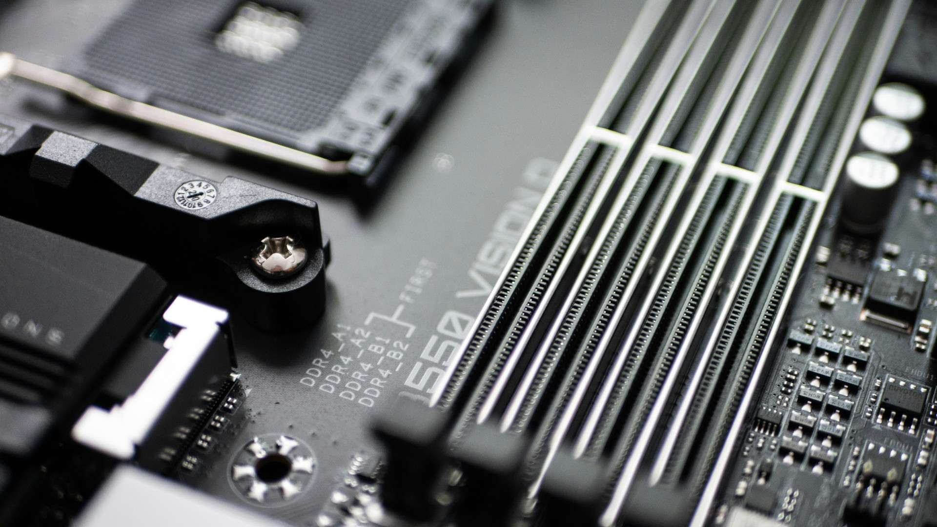 Pourquoi est-il préfèrable d'avoir une carte mère performante ?